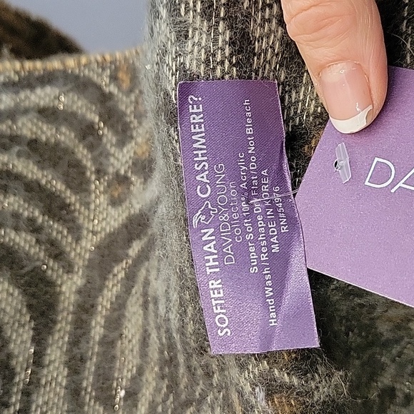 Macys David & Young collection scarf - Picture 6 of 6